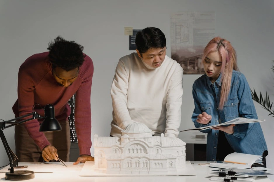 Eski mühendislik çizimlerini inceleyen odaklanmış bir kişi